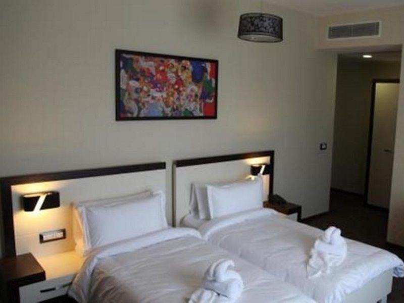 Amazona Hotel Pristina Exterior foto